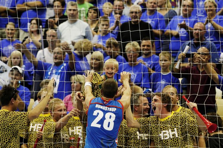 opbakning. Stefan Hundstrup (nummer 28) er allerede flyttet fra AG Købenahvns konkursbo til KIF Kolding. Men nu skal fans fra begge hold vænne sig til nye forhold. 