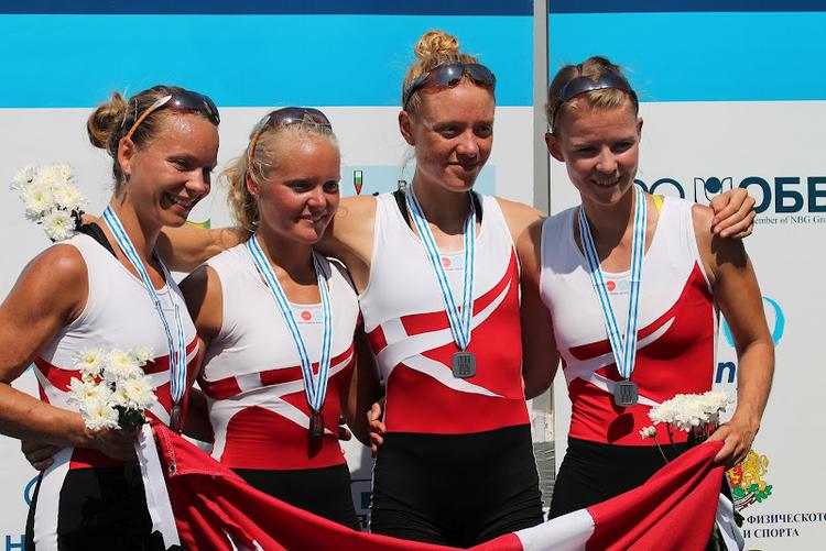 vm-sølv. Kvindernes letvægtsdobbeltfirer fik flot medalje ved VM i Bulgarien. Fra venstre mod højre: Sarah Christensen, Christina Pultz, Sarah Jürgensen og Helene Nygaard Olsen. Foto: Finn Andersen/roning.dk 