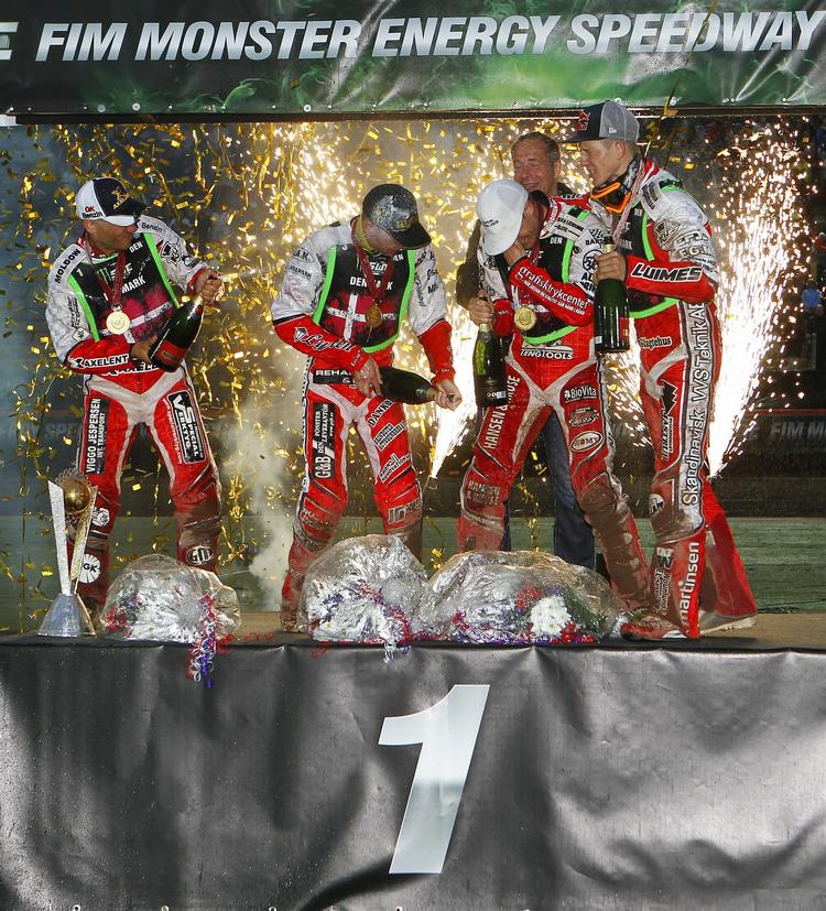 sejr. Det danske hold, som vandt VM i hold-speedway i juli.  Michael Jepsen Jensen er nummer to fra venstre. 