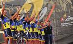 præsentation.  Alberto Contador (tv) vinker sammen med resten af holdet til kamera og tilskuere før starten på Vueltaen. 