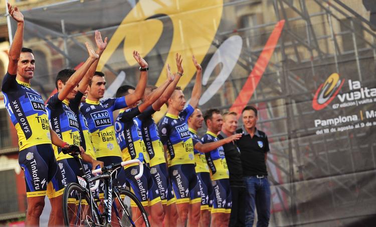 præsentation.  Alberto Contador (tv) vinker sammen med resten af holdet til kamera og tilskuere før starten på Vueltaen. 