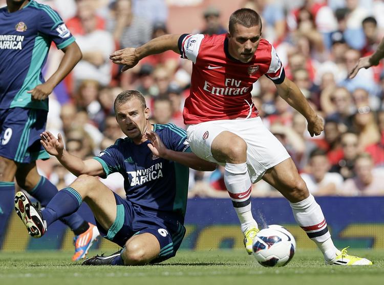 Nyindkøb. Lukas Podolski (til højre) forsøgte meget, men effektiviteten manglede. 