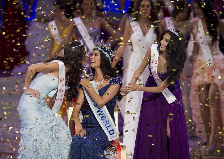 Yu Wenxia (i midten) lykønskes af 2'eren i konkurrence, Sophie Moulds fra Wales og nummer 3, Jessica Kahawaty fra Australien (til højre). 