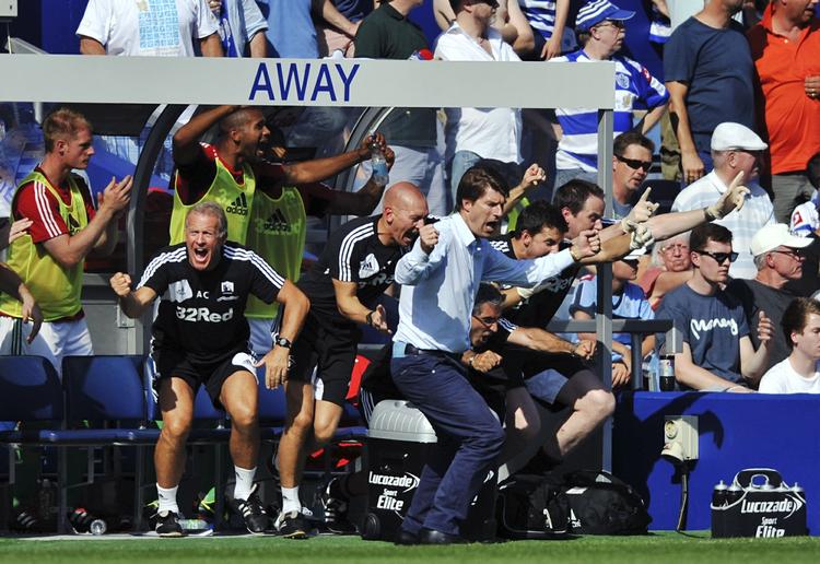Jubel. Michael Laudrup og den øvrige Swansea-stab jubler over 2-0-scoringen - og de fik langt mere at glæde sig over. 