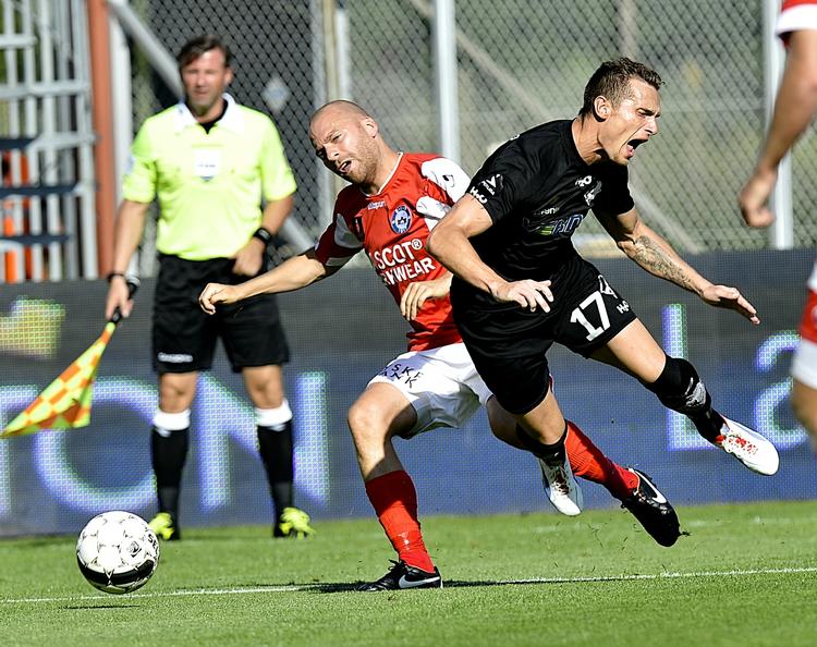 Nærkamp. Silkeborgs Christian Holst (til venstre) og Jonas Kamper fra Randers støder sammen i det jyske opgør. 