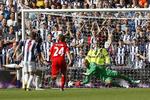 Forgæves. Reina snuppede det straffespark, som Daniel Agger begik, men Liverpool tabte alligevel 3-0. 
