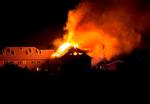 Tagbrand. Flammerne kunne tydeligt ses i den mørke nattehimmel. 