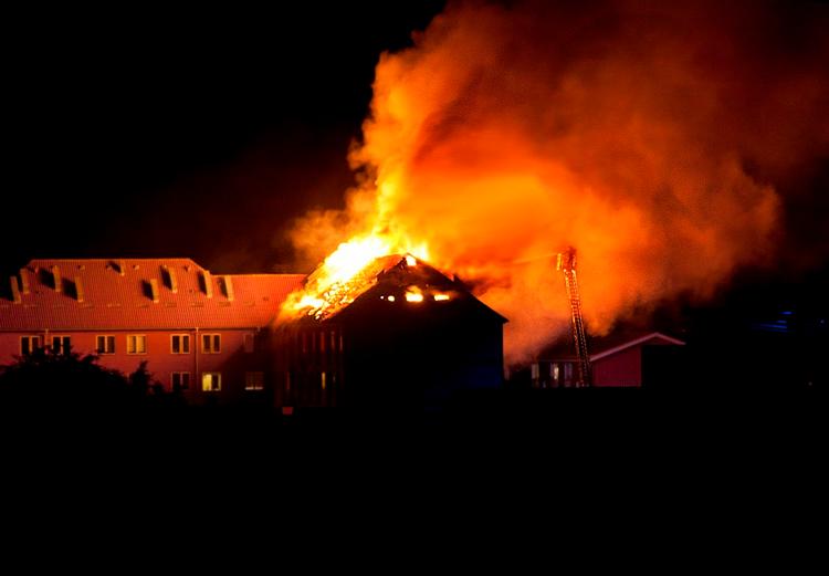 Tagbrand. Flammerne kunne tydeligt ses i den mørke nattehimmel. 