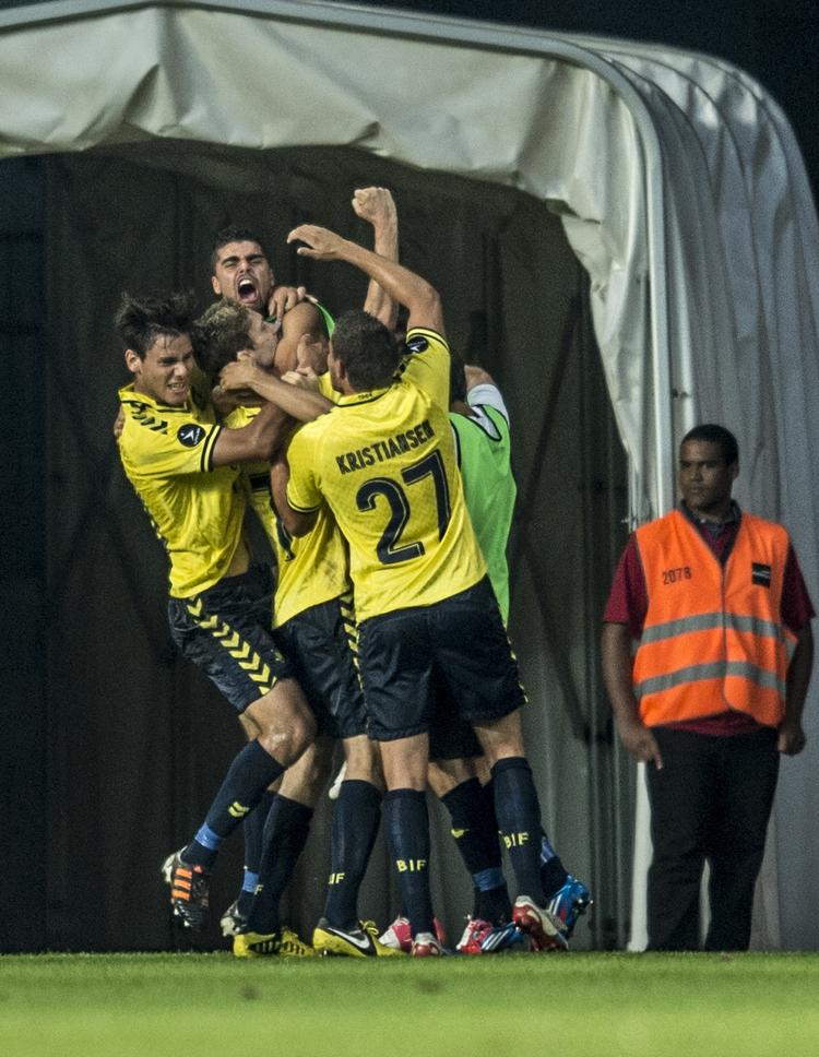 Udligning. Et sted inde i klumpen jubler Clarence Goodson over sin scoring. 