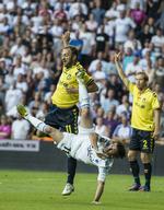 Duel. Cesar Santin agerer akrobat i nærkamp med Dennis Rommedahl. 