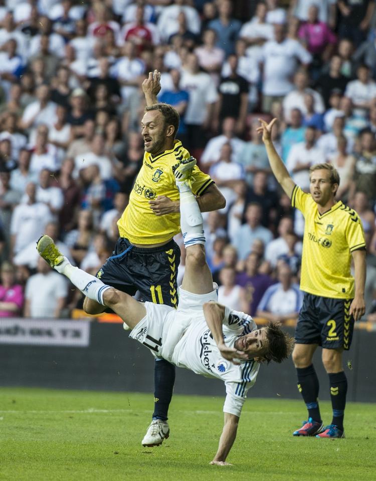 Duel. Cesar Santin agerer akrobat i nærkamp med Dennis Rommedahl. 