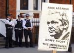 WikiLeaks. Både politiet og Assange-tilhængere er mødt op for Ecuadors ambassade i London, hvor internetaktivisten opholder sig. 