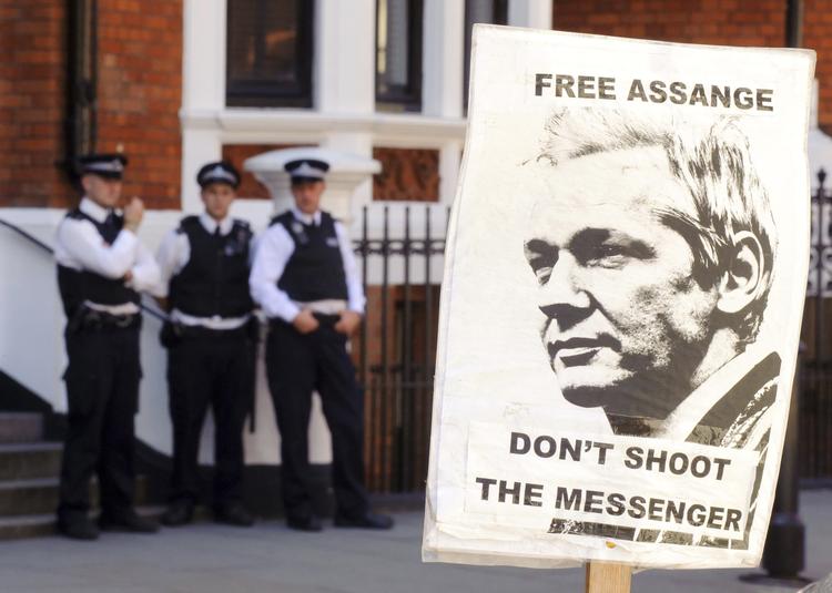 WikiLeaks. Både politiet og Assange-tilhængere er mødt op for Ecuadors ambassade i London, hvor internetaktivisten opholder sig. 