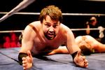 Slåskamp. I Sverige er wrestling hurtigt blevet stort. De to svenske wrestlers Andersson (forrest) og Killer Karlsson er kommet til Amager for at tæske løs på hinanden. 