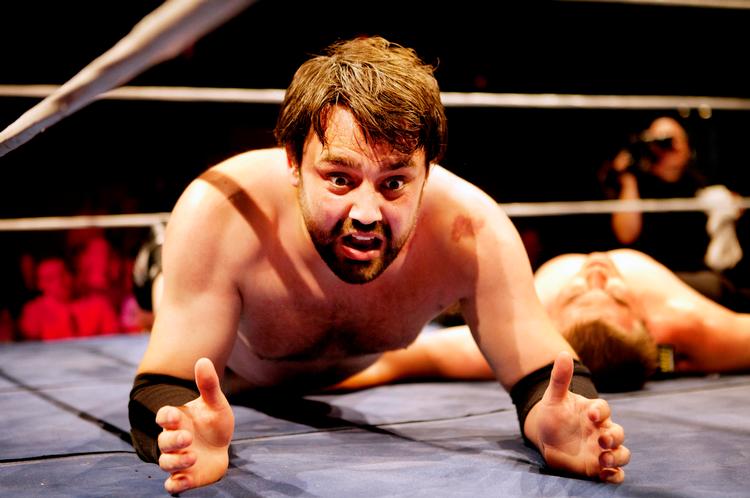 Slåskamp. I Sverige er wrestling hurtigt blevet stort. De to svenske wrestlers Andersson (forrest) og Killer Karlsson er kommet til Amager for at tæske løs på hinanden. 