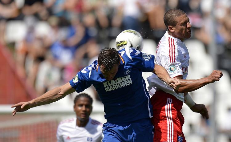 pokalexit. Karlsruhe leverede sensationen, da holdet fra tredjebedste række vandt over Frank Arnesens HSV fra Bundesligaen. 