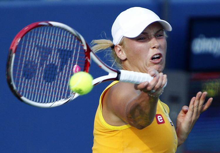 sværere. Caroline Wozniacki sad over i første runde af WTA-turneringen Western &amp; Southern Open i Cincinnati og slap let videre fra anden runde. Tredje, derimod, bliver hård. Her venter verdens nr. 24, der har slået danskeren i de sidste tre indbyrdes opgør. 