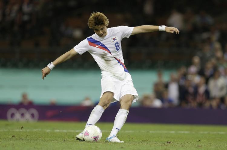 transfer. Sydkoreas Ki Sung-yueng scorer det afgørende straffespark mod Storbritannien i OL's kvartfinale. 