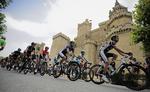 vuelta. Feltet bevæger sig forbi slottet Castillo de Olite på en varm dag i Spanien. 