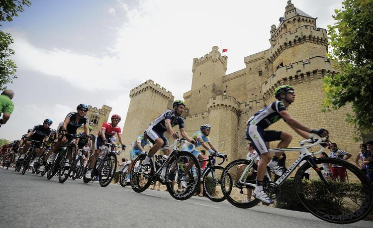vuelta. Feltet bevæger sig forbi slottet Castillo de Olite på en varm dag i Spanien. 