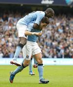 Tæt. Samir Nasri får en jublende Yaya Toure hængende efter sin scoring mod Southhampton. 