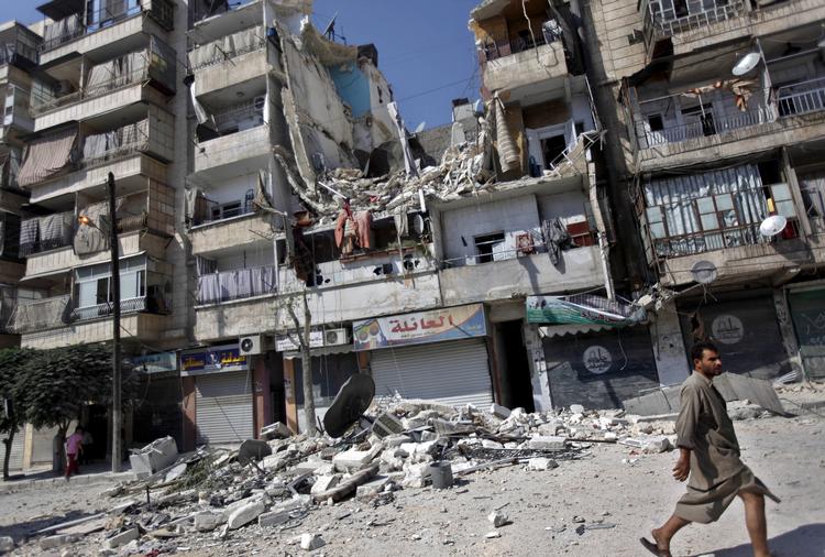 Hjælp. Det ser brugt ud i storbyen Aleppo, men de syriske oprørere får tilsyneladende lidt ekstra hjælp i kampen mod Assads tropper. 