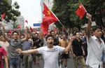 Arghh. Tusindvis af demonstranter fik for en gangs skyld lov til at demonstrere i Kina. Styret vil gerne vise japanerne et og andet. 
