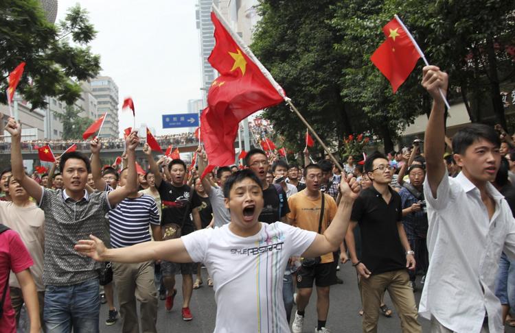 Arghh. Tusindvis af demonstranter fik for en gangs skyld lov til at demonstrere i Kina. Styret vil gerne vise japanerne et og andet. 