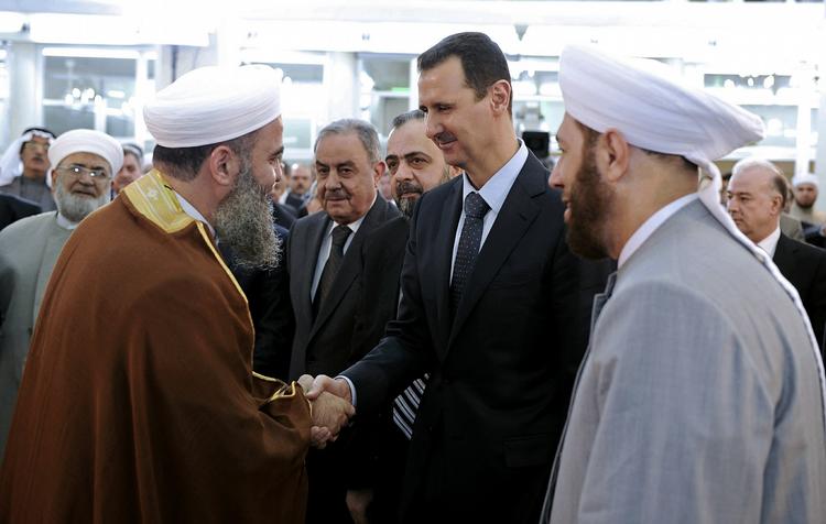 Eid. Assad havde lige tid til at hilse på muslimske gejstlige, før han skyndte sig tilbage til paladset. 