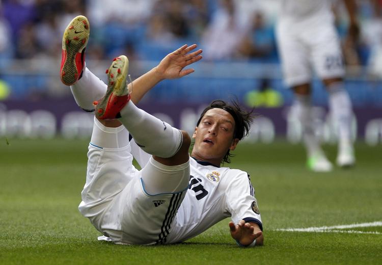Lige. Mesut Ozil og de andre hvidklædte kæmpede og kæmpede, men det blev ved det ene point i sæsonåbningen. 