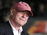 Hollywood. Tony Scott har angiveligt begået selvmord ved at kaste sig ud fra en bro. Han var bror til en anden berømt filmskaber, Ridley Scott, der blandt andet står bag Alien-filmene. 