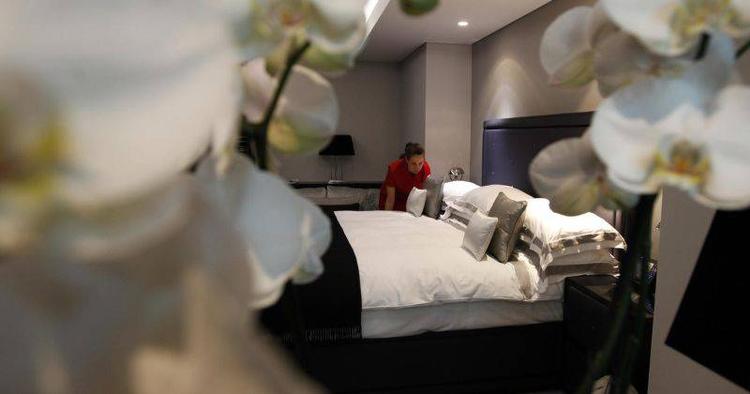 Betaling. Rengøring af værelset er stadig med i prisen på de fleste hoteller. Mange andre serviceydelser fås kun mod et gebyr. 