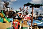 Legoland. Forlystelsesparken i Billund måtte i dag af sikkerhedsmæssige hensyn lukke portene, fordi folk strømmede til parken for at nyde sommervejret og se udendørskoncert. 