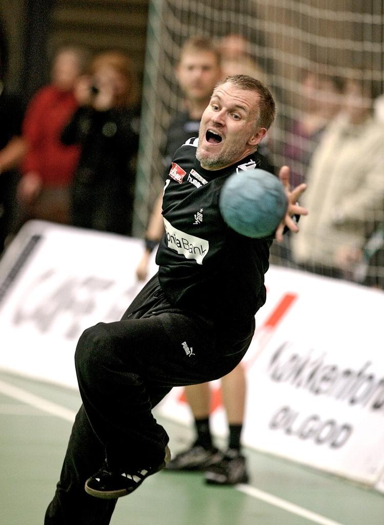 Fighter. Målmanden Peter Henriksen gav ikke op, men kæmpede indædt for at få sin plads på håndboldlandsholdet. Og langt om længe lykkedes det. Det blev til 71 kampe for nationalmandskabet. 