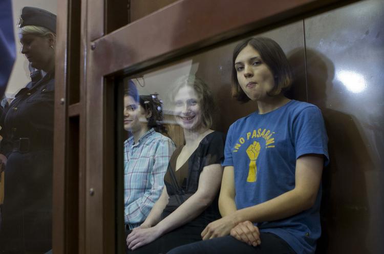 Dom. De tre unge kvinder fra Pussy Riot er idømt to års fængsel. 