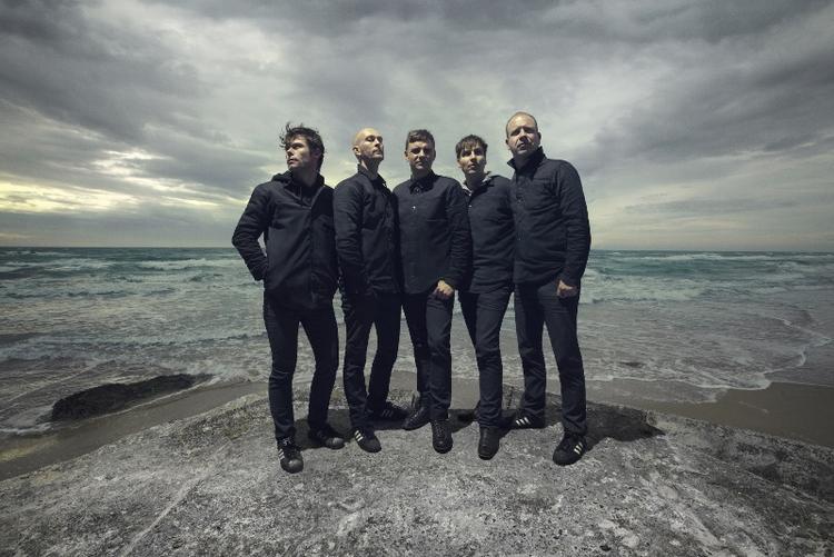 B(e)rusende. Havet mod vest tjener til evig inspiration for Simon Kvamm, der ofte kommer her, når »hjertet er gået på standby«. 