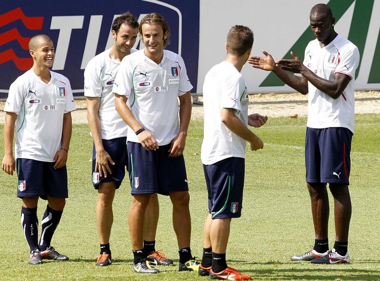 Bytte-bytte-købmand. Giampaolo Pazzini (nr. 2 fra venstre) og Antonio Cassano (nr. 2 fra højre) kan meget vel bytte klub en af de kommende dage. 