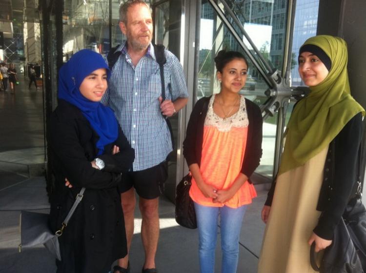 Eid. Zainab (yderst til højre), klasselærer Lars Hyldtoft, Layla og Sabina fra 10. klasse på Kirsebærhaven Skole, kom for tidligt til Eid-fest i DR-Byen. De synes, arrangementet er vigtigt for de danske muslimer. 