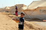 Flygtet. Mange syrere er flygtet til lejre i Jordan, hvor denne dreng kan glæde sig over at have fået en lille stykke legetøj i anledning af den muslimske højtid eid. 