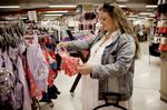 Tryghed. Danske forbrugeres tryghed skal øges - både i banken, i butikker og hjemme foran skærmen. Det mener regeringen, der netop har fremlagt en 23 punkters handlingsplan for at øge forbrugersikkerheden. 
