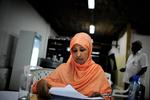 Parlament. Faisa Mahamed Layli bor på Mogadishus sikreste hotel med høj mur og bevæbnede vagter. Her er hun med til at godkende medlemmer af det nye parlament. I weekenden blev de første 215 udpeget. I dag ventes de at vælge landets nye præsident. 