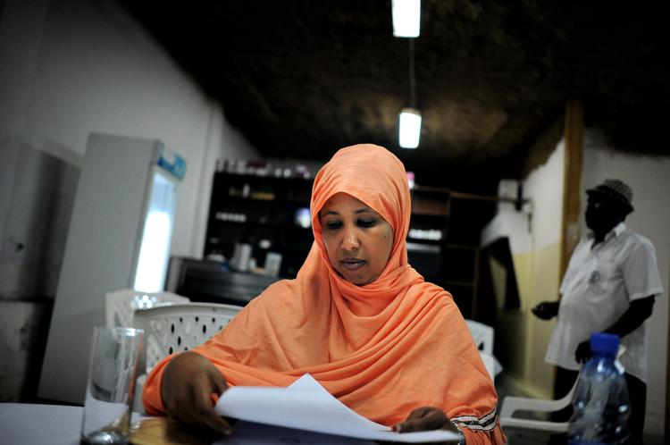 Parlament. Faisa Mahamed Layli bor på Mogadishus sikreste hotel med høj mur og bevæbnede vagter. Her er hun med til at godkende medlemmer af det nye parlament. I weekenden blev de første 215 udpeget. I dag ventes de at vælge landets nye præsident. 