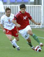 Matchfixing. Kevin Sammut (til venstre) kan godt glemme alt om at spille for international fodbold. De næste 10 år må nøjes med træning. 