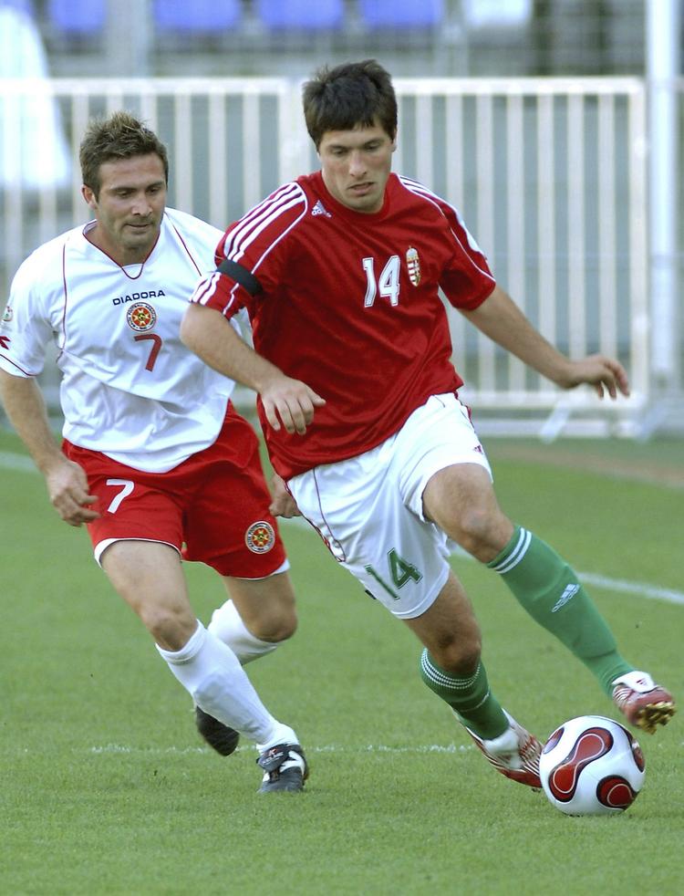 Matchfixing. Kevin Sammut (til venstre) kan godt glemme alt om at spille for international fodbold. De næste 10 år må nøjes med træning. 