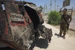 Oprør. Grænsen mellem Egypten og Israel har været hårdt plaget af angreb fra militante. Her undersøger en israelsk soldat et militærkøretøj, som blev sendt igennem et sikkerhedshegn ved grænsen. 