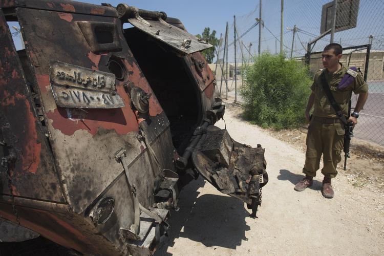 Oprør. Grænsen mellem Egypten og Israel har været hårdt plaget af angreb fra militante. Her undersøger en israelsk soldat et militærkøretøj, som blev sendt igennem et sikkerhedshegn ved grænsen. 
