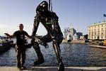 Skulpturen 'Fremtidens nøgle' ankommer og bliver sat op som vartegn i København Havn
