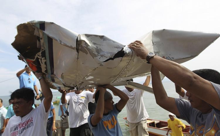 styrt. Det lilleprivatfly styrtede ned lørdag. Billedet er fra dagen efter, hvor vragrester bliver bjærget. 