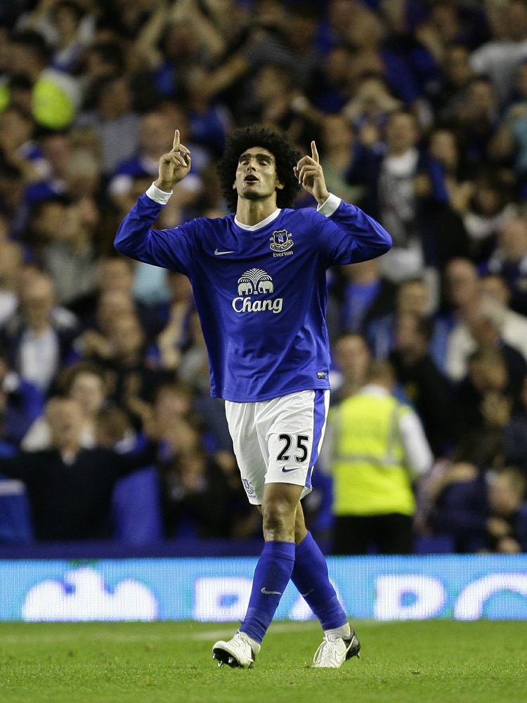 Triumf. De højere magter fik et tak med på vejen, efter høje  Marouane Fellaini havde headet Everton på sejrskurs. 