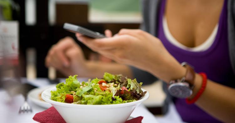 rabatordning. Spisested i Los Angeles lokker med billigere måltider, hvis man lader sin mobiltelefon blive i restaurantens indgang. 